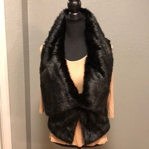 Steve Madden faux fur vest black, size S/P front clip closure